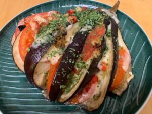 Gefüllte Aubergine ohne Kohlenhydrate für die ketogene Ernährung.