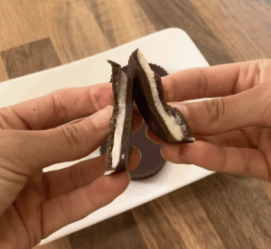 Leckere Keto-Süßigkeit: Keto Schokolade trifft Kokosmus