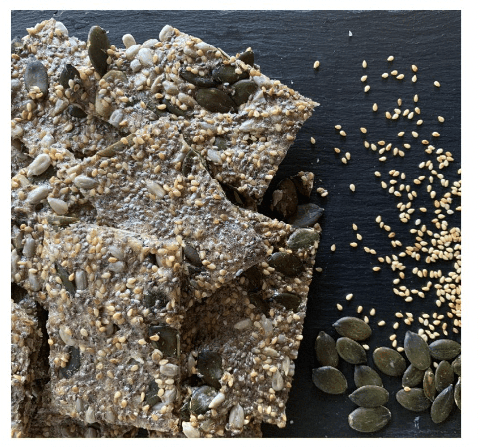 Keto, Glutenfrei, Low Carb. Dieses Keto Knäckebrot ist ein Keto Rezept, das du im Handumdrehen zauberst. Knusprig kross kannst du es pur als Snack genießen oder belegen, mit was immer du möchtest.