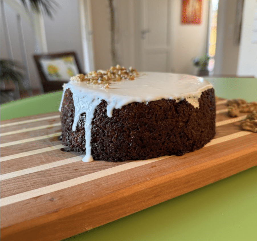 Dieses Keto Rezept ist glutenfrei, zuckerfrei und so lecker. Ein Keto Karottenkuchen, der fluffig, saftig und einfach nur lecker ist. Mit Frischkäse Frosting ist er perfekt für die warme Jahreszeit.