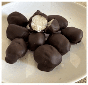Diese Keto Bounty Bites sind der perfekte süße Keto Snack für zwischendurch: cremige Kokoscreme trifft auf knackige Schokolade.