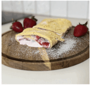 Keto Erdbeer Sahne Rolle: Perfekt für den Sommer, glutenfrei, zuckerfrei und schmeckt fast wie das Original. Fluffiger Teig trifft auch cremige Füllung.