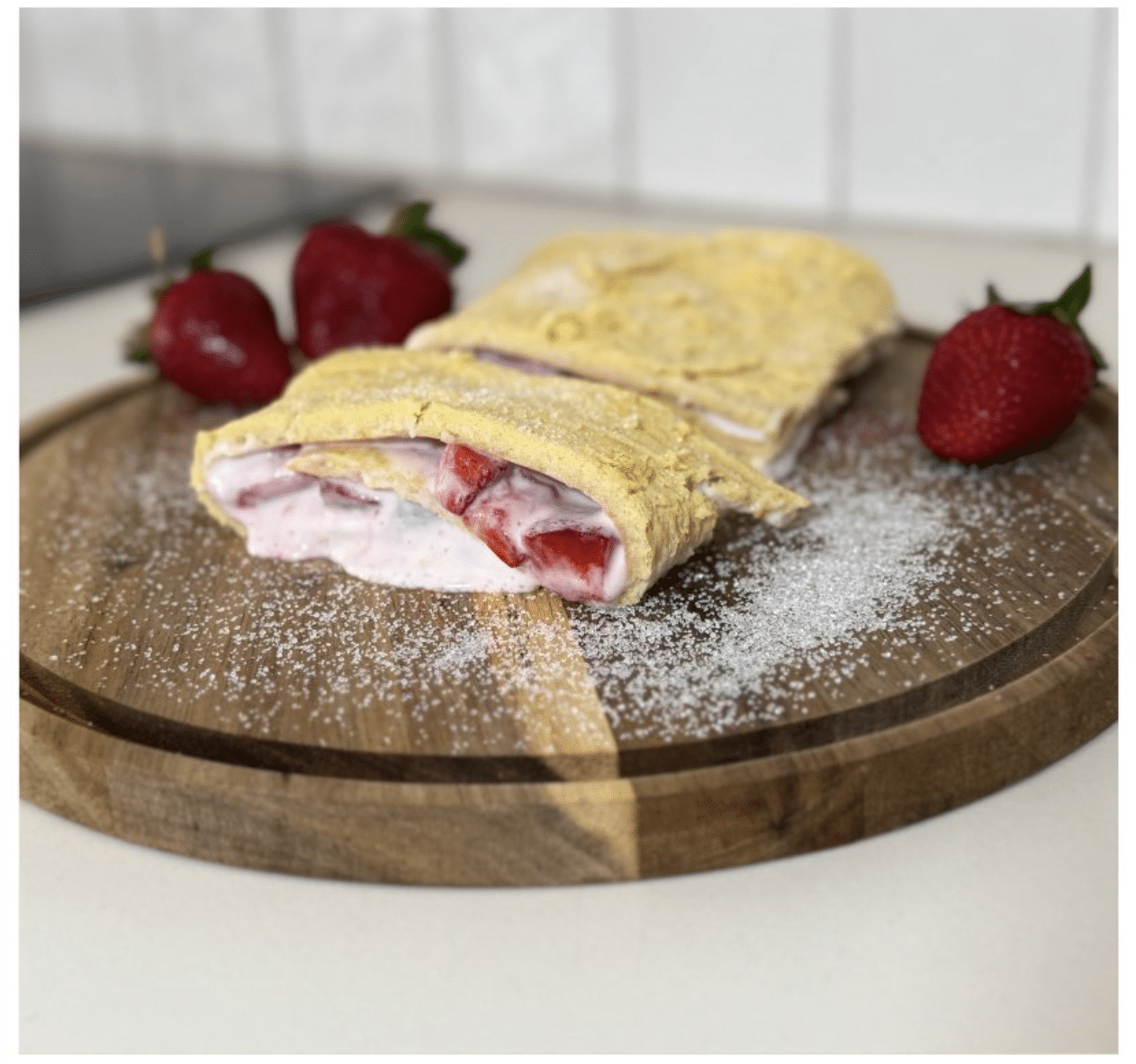 Keto Erdbeer Sahne Rolle: Perfekt für den Sommer, glutenfrei, zuckerfrei und schmeckt fast wie das Original. Fluffiger Teig trifft auch cremige Füllung.