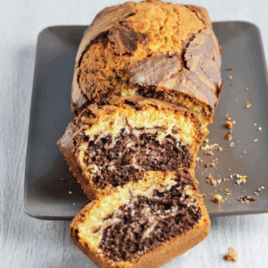 „Saftiger Keto Marmorkuchen – ketogenes Rezept ohne Zucker und Mehl, fluffig, low carb gebacken, perfekt für ketogen backen und gesunde Ernährung.