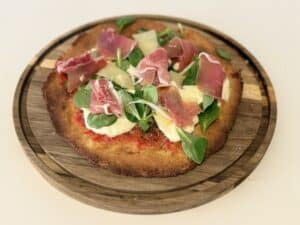 Diese Keto-Pizza ist mit nur drei Zutaten für den Pizzateig super schnell gemacht, ist glutenfrei, ketogen, schmeckt aber mindestens genauso lecker wie das Original! Knuspriger Teig, aromatischer Belag! Hol dir das Italien Pizza-Gefühl nach Hause!