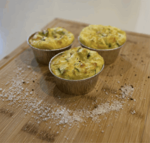 Keto Frühstücksmuffins mit Eiern, Zucchini und Käse – ein einfaches Low Carb Frühstück ohne Mehl und Zucker. Die herzhaften Eiermuffins sind schnell gemacht, sättigend und perfekt zum Mitnehmen. Ideal für Keto-Anfänger, Meal Prep oder ein gesundes Frühstück, das lange Energie liefert.