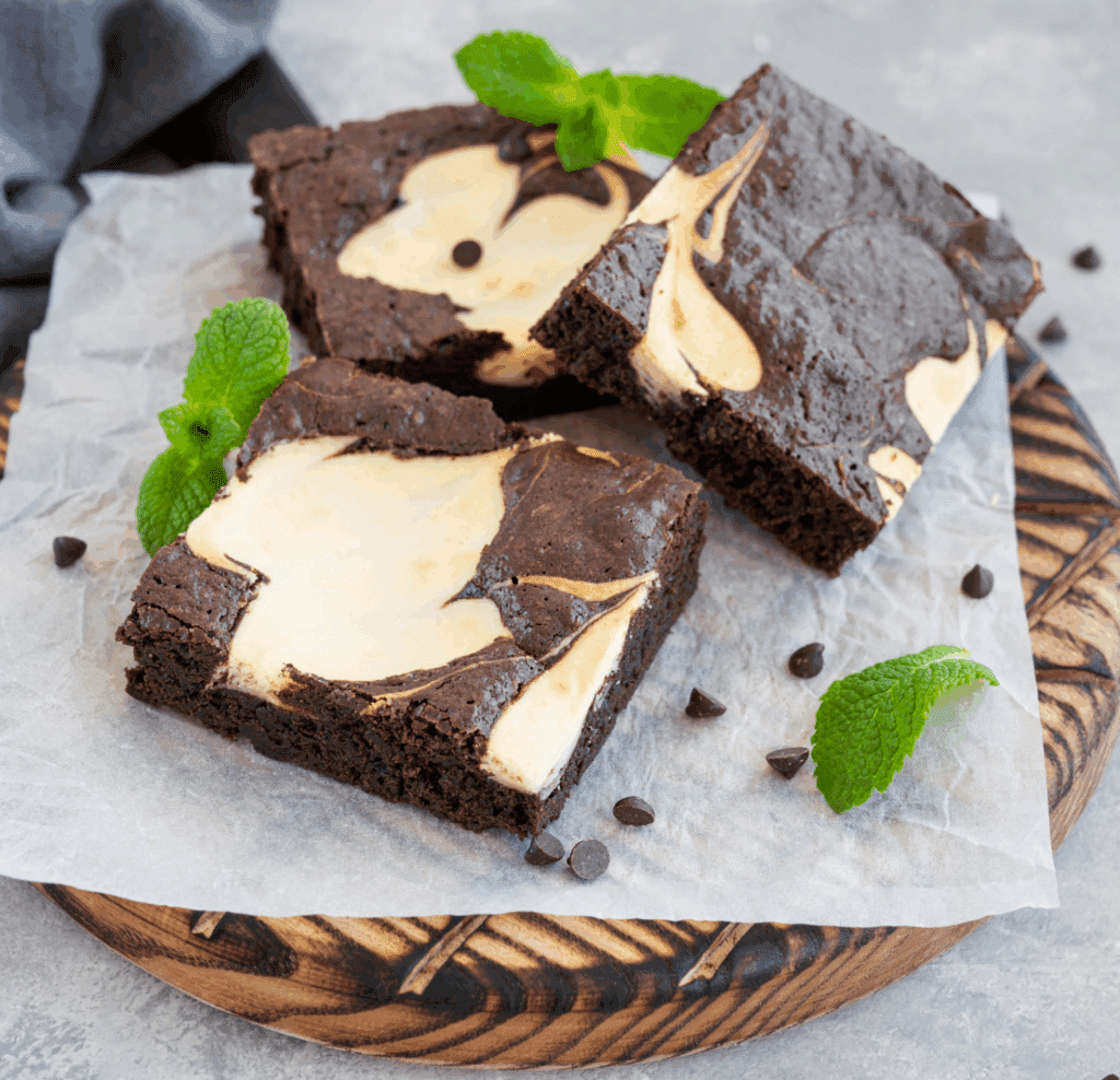 Dieser leckere Brownie Cheesecake ist das perfekte Keto Backrezept. Low Carb, zuckerfrei und soo lecker. Hier trifft cremige Käsekuchen-Creme auf schokoladigen Kakao. Dazu ein knuspriger Boden und fertig ist der perfekte Keto Kuchen.