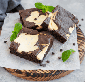 Dieser leckere Brownie Cheesecake ist das perfekte Keto Backrezept. Low Carb, zuckerfrei und soo lecker. Hier trifft cremige Käsekuchen-Creme auf schokoladigen Kakao. Dazu ein knuspriger Boden und fertig ist der perfekte Keto Kuchen.