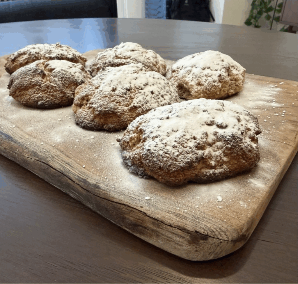 Saftiger Keto Stollen ohne Zucker und ohne Mehl – perfekt für die Low-Carb-Weihnachtsbäckerei! Einfaches Rezept mit Mandeln, Proteinpulver und winterlichen Gewürzen. Schnell gemacht, kohlenhydratarm und himmlisch lecker.