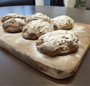 Saftiger Keto Stollen ohne Zucker und ohne Mehl – perfekt für die Low-Carb-Weihnachtsbäckerei! Einfaches Rezept mit Mandeln, Proteinpulver und winterlichen Gewürzen. Schnell gemacht, kohlenhydratarm und himmlisch lecker.