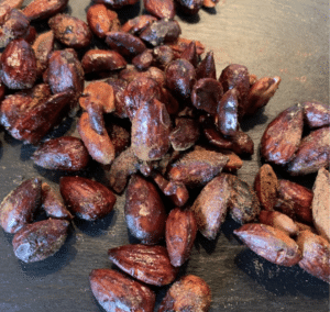 Keto Gebrannte Mandeln. Diese knusprigen Keto Gebrannten Mandeln sind perfekt für die Keto Weihnachtsbäckerei und das perfekte Keto Rezept: Zuckerfrei, Keto, Low Carb und schmeckt wie das Original auf dem Weihnachtsmarkt.