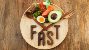 Fasten im Keto-Lifestyle: Wann Esspausen sinnvoll sind – und wann sie dem Körper mehr schaden als helfen.