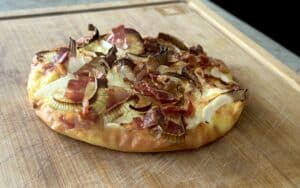 Knuspriger Keto Flammkuchen mit cremigem Belag – einfaches Low Carb Flammkuchen Rezept für die ketogene Ernährung.
