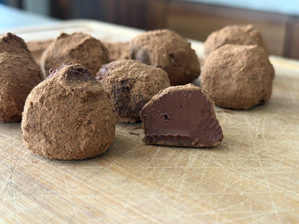 Hausgemachte Keto Trüffel Pralinen aus dunkler Schokolade, zuckerfrei und low carb, in Backkakao gewälzt – einfaches süßes Keto Rezept.