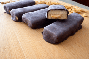 Diese Keto Snickers sind innen cremig-süß, außen knackig schokoladig. Keto Rezepte ohne Verzicht und die besten Keto Süßigkeiten die schmecken wie das Original.