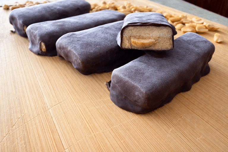 Diese Keto Snickers sind innen cremig-süß, außen knackig schokoladig. Keto Rezepte ohne Verzicht und die besten Keto Süßigkeiten die schmecken wie das Original.