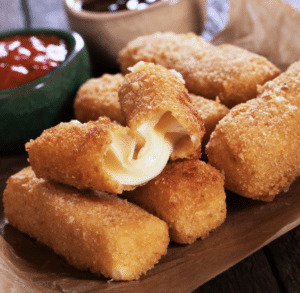 Knusprige Keto Mozarella-Sticks. Innen käsig und cremig, außen knusprig kross. Dein perfekter Low Carb Snack.