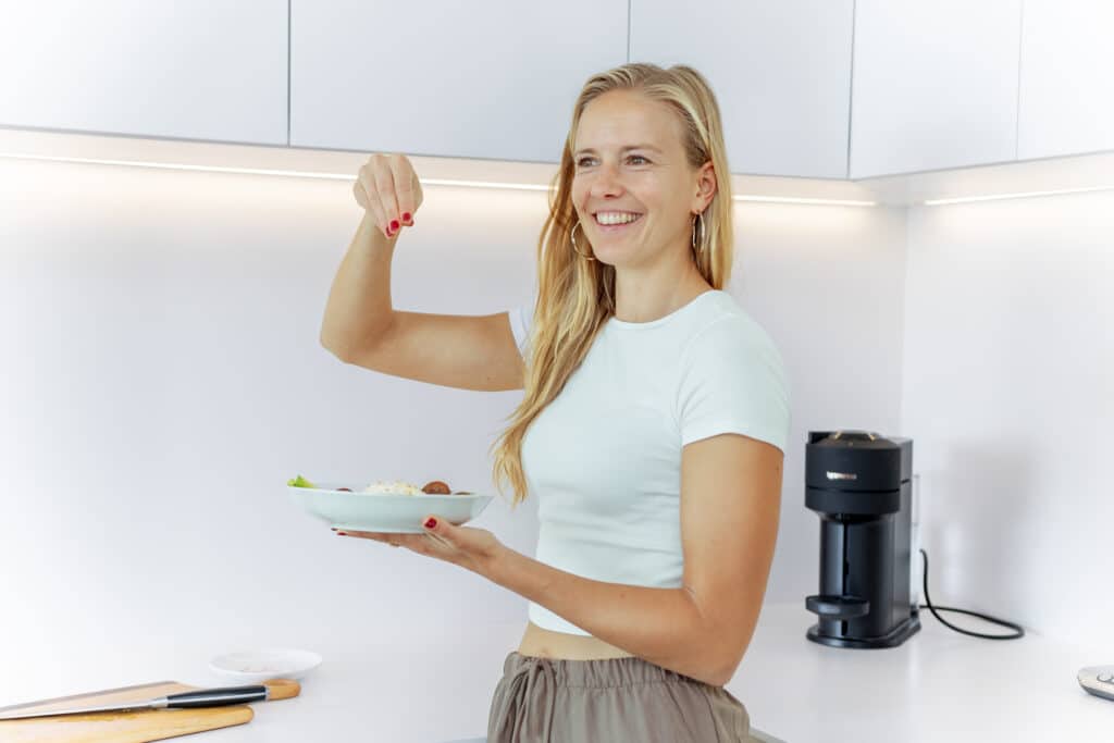 Exogene Ketone kaufen (NAT): Dein leichtester Weg in die Ketose. Auf dem Foto ist Keto-Coach Florence zu sehen.