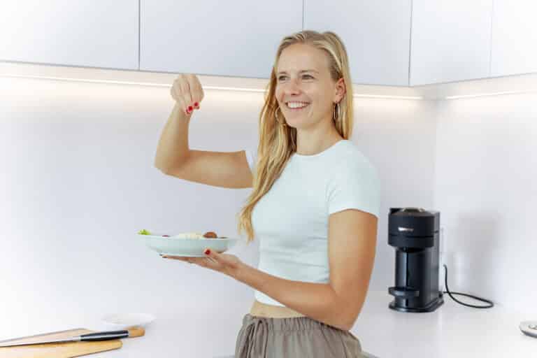 Exogene Ketone kaufen (NAT): Dein leichtester Weg in die Ketose. Auf dem Foto ist Keto-Coach Florence zu sehen.