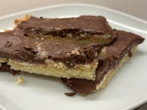 Diese Keto Twix sind die perfekte Keto Süßigkeit. Knackiger Boden trifft auf karamellige Creme und knackige Schokolade. Keto, low carb und so lecker. Das ist das perfekte, süße Keto-Rezept und dein Snack für Zwischendurch.