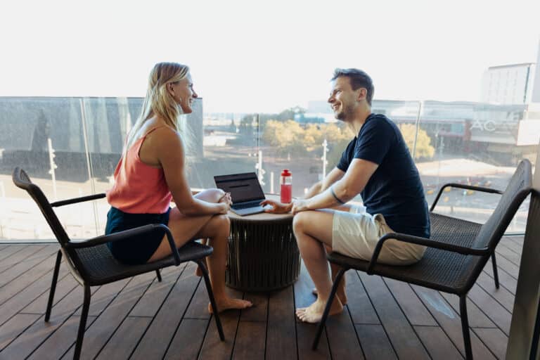 Exogene Ketone kaufen (NAT): Du kannst exogene Ketone kaufen als Pulver zum Auflösen - und wir zeigen dir wie! Auf dem Foto sind Andi und Florence mit ihren Shakern und Laptop zu sehen.